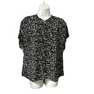 Bella Luxx Women's Small Black‎ White Button Blouse Geometric Print Back Pleats